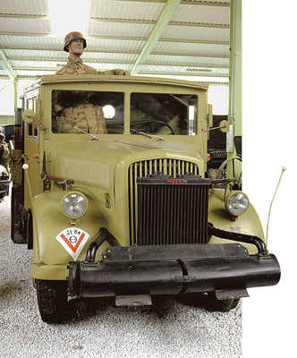 Noch ein Schmankerl aus dem Auto- & Technikmuseum Sinsheim: Bei diesem Opel Blitz anno 1944 ist der Ofen zur Holzgaserzeugung hinter der Pritsche untergebracht.