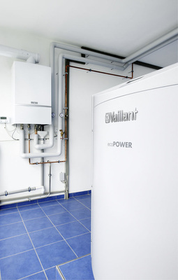 Die Primärenergie wird in einem BHKW gleich zweifach genutzt und das BHKW damit zu einem Effizienzmodell der gemeinsamen Strom- und Wärmeerzeugung. - © Vaillant
