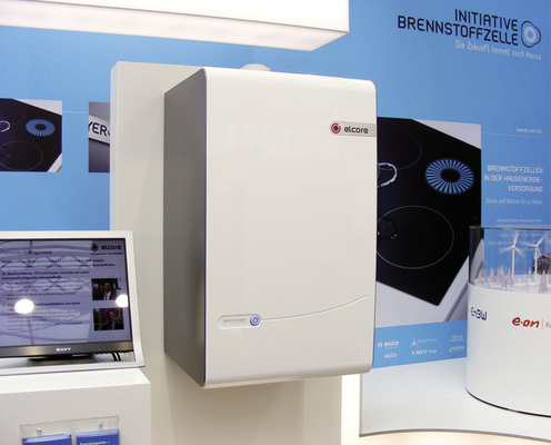 Das Münchner Unternehmen Elcore GmbH überraschte letztes Jahr auf der Hannover Messe mit einem nahezu marktreifen ­Brennstoffzellen-Gerät mit 300 W<sub>el</sub>; Preisvorstellung 9000 Euro. - © Bild.: Wolfgang Schmid
