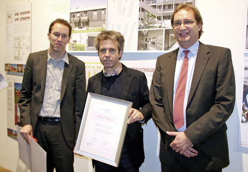 Der Hauptpreis geht an „bogevischs buero architekten und stadtplaner gmbh“ (v.l.): Projektleiter Martin Wißmann, Geschäftsführer Ritz Ritzer sowie Dietmar Stampfer (Energieplanung).