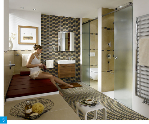 5 Wannenauflagen, wie hier die Relax-Liege von Kaldewei, zaubern aus der meist selten benutzten Wanne eine Sitz- oder Liegefläche.