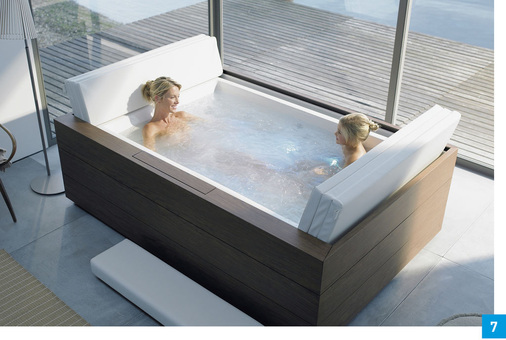 7 Sicherheit gegen Verrutschen, Kopfstütze inklusive und kein Platzproblem für die Wannenauflage bei Wannenbenutzung bietet Sundeck von Duravit.