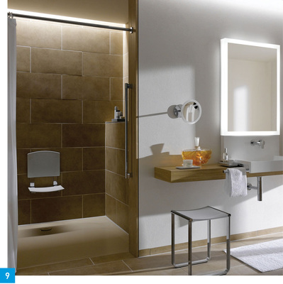 Klappsitze, wie hier der von Keuco, gibt es heute auch ohne Krankenhausflair, aber dafür mit wohnlichem Akzent.