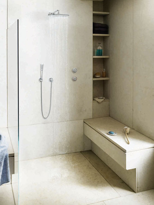 Bänke in der Dusche sorgen für Komfort und sind gestalterisch ansprechend. - © Grohe
