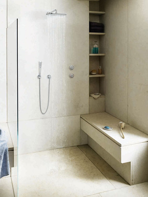 Bänke in der Dusche sorgen für Komfort und sind gestalterisch ansprechend.