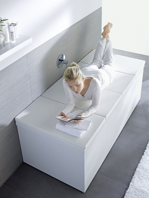 Dank Auflage wird aus der Wanne eine Liege.