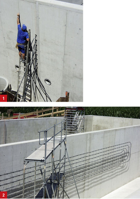 1 Montage eines Wärmekollektors im neuen Belebungsbecken des Klärwerks Hengersberg. Das Becken wird später stets gefüllt sein.2 Einer der beiden Wärmekollektoren in den Belebungs­becken. Insgesamt wurden 500 m PE-Rohr verarbeitet.