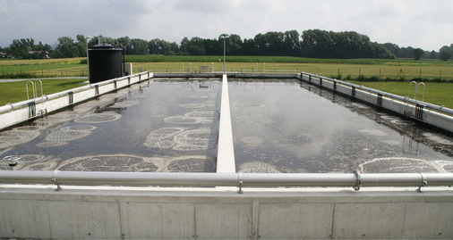 Die neuen Belebungsbecken in Betrieb. Der Boden ist mit geschlitzten Gummiplatten belegt. Darunter ist ein Luftpolster. Steigt der Druck, deformieren sich die Gummiplatten und die Schlitze öffnen sich.