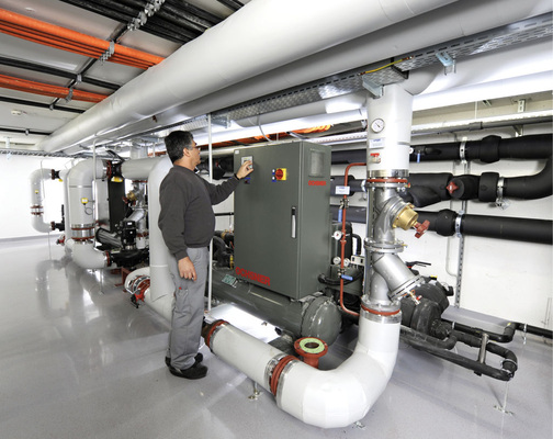 Großwärmepumpen decken einen großen Teil des Heiz- und Kühlbedarfs im Power Tower in Linz ab. Durch Energiespeicher können sie weitgehend nach Smart Grid-Kriterien betrieben werden.