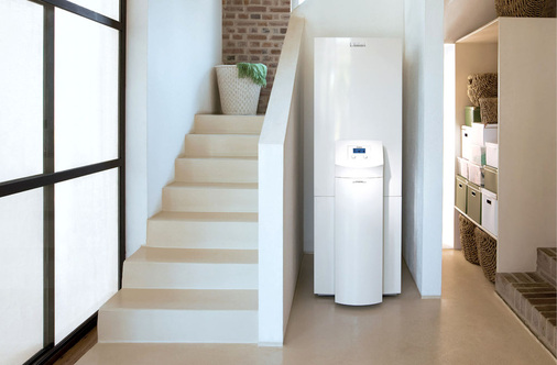 Überschüssiger PV-Strom wird in Wärme umgewandelt und gespeichert. Darüber hinaus verhindert die Steuerung den Betrieb der Wärmepumpe, wenn keine Komfort­einbußen zu erwarten sind.