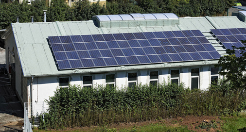 Der Schwellenwert für das Ein- oder Ausschalten der Wärmepumpe berechnet sich immer aus dem Stromüberschuss der Photovoltaik — also der aktuellen Stromproduktion minus dem aktuellen Verbrauch.