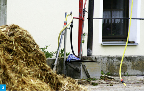 Wegen dem Risiko einer Verunreinigung aus Speichel, Futterresten oder Fäkalien dürfen auch ­Nutzwasseranschlüsse auf landwirtschaftlichen Betrieben keine unmittelbare Verbindung zur ­Trinkwasserinstallation aufweisen.