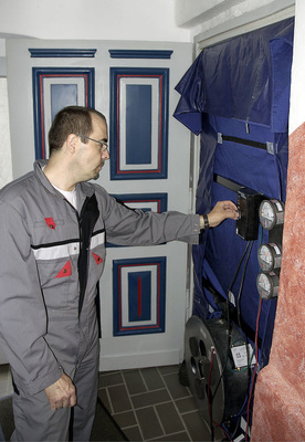 Die Luftdichtheit von Gebäuden wird mit dem Differenzdruckverfahren bestimmt. Die Messung basiert auf der DIN EN 13829 „Bestimmung der Luftdurchlässigkeit von Gebäuden“.