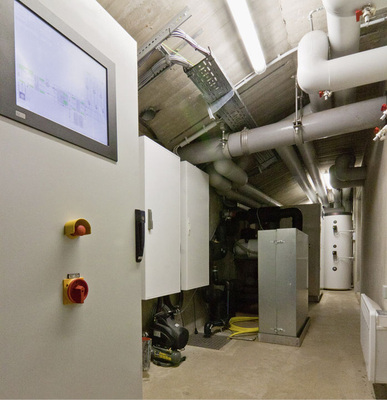 Die Wärmepumpe von Weishaupt in der Technikzentrale erzeugt Vorlauf­temperaturen bis zu 55°C.