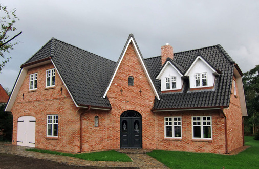 In diesem neu erbauten Gästehaus bei ­St. Peter-Ording erfolgt der Vereisungsschutz der Lüftungsanlage durch Vorwärmen über einen Solewärmetauscher im Erdreich.