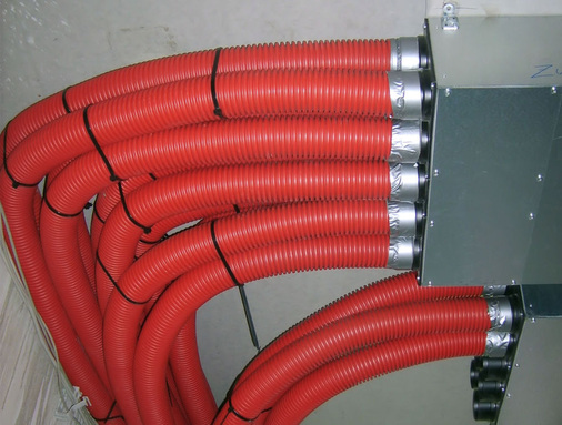 Von den schallgedämmten Luftverteilkästen für Zu- und Abluft verteilen sich die mit einem flexiblen Lüftungsrohr ausgeführten Leitungen im Erd- und Dachgeschoss.