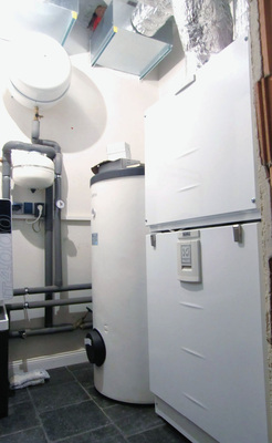 Neben dem KWL-Gerät ist das zum System gehörende Hydraulikpaket für den Erdwärmetauscher installiert.