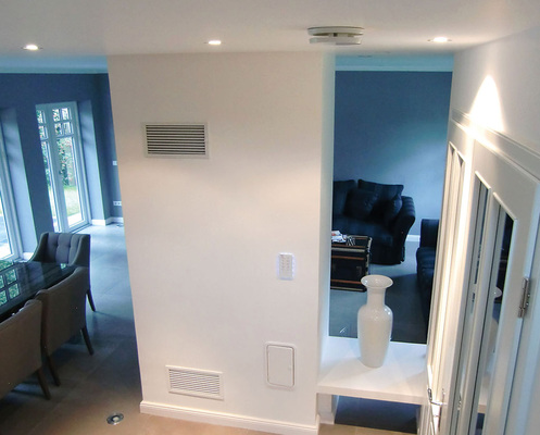 Die Lüftungsleitungen für die Zuluftventile im EG sind im darüberliegenden Fußbodenaufbau verlegt.