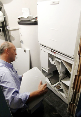 Auch in einen kleinen Heizraum passt das Lüftungs­gerät mit rund 750mm Breite. Der Wärmeübertrager lässt sich zur Reinigung nach vorne herausnehmen.