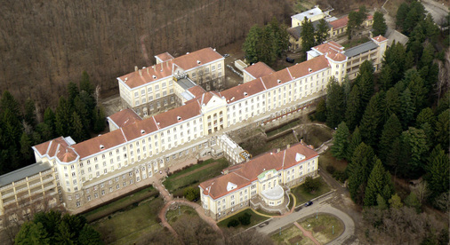Das 1926 erbaute Sanatorium gleicht nach dem Wunsch des Erbauers in seinem Grundriss der Form eines überdimensionalen Flugzeuges.