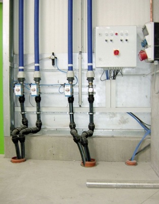 2 Druckleitungen ­Regenwasser zu den Verbrauchsstellen.