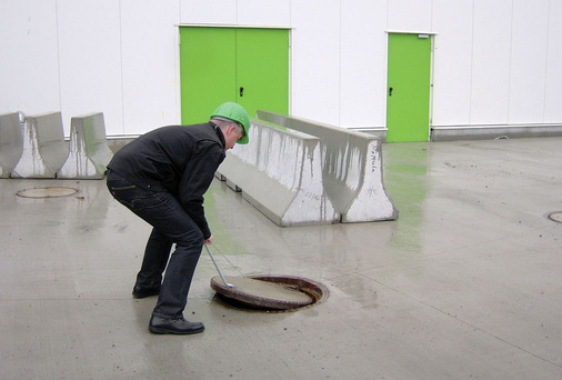 Abdeckung des unter­irdischen Großbehälters für Regenwasser, Betonwerk Mall in Nottuln. - © König

