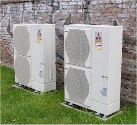 Im Innenhof entnehmen die Luft-Wasser-Wärmepumpen der Außenluft die Umweltwärme — hier das 23 kW (links) und ein 14 kW Außengerät.