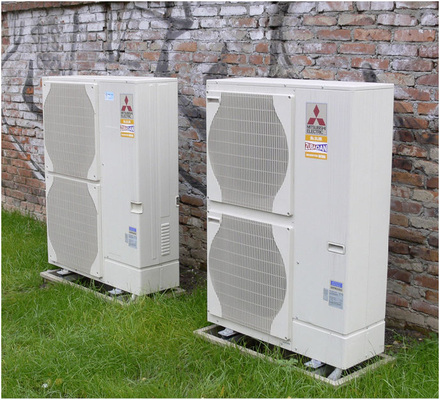 Im Innenhof entnehmen die Luft-Wasser-Wärmepumpen der Außenluft die Umweltwärme — hier das 23 kW (links) und ein 14 kW Außengerät.