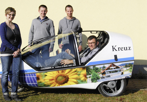 Das Team der Firma Kreuz denkt immer weiter: Das nächste Thema ist Elektromobilität. Der Elektro-Twike zeigte den Kunden schon bei der Anfahrt: Wir setzen auf Unabhängigkeit und Selbstversorgung. - © Kreuz
