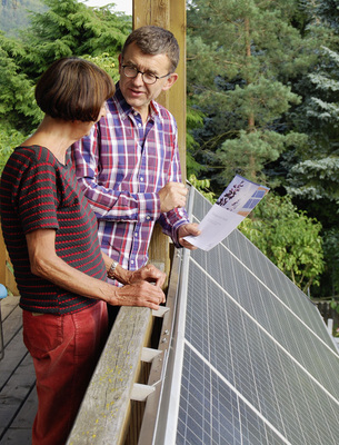 Firmenchef Werner Kreuz berät viele Kunden selbst. Frau Dietrich hat sich für eine Photovoltaikanlage entschieden, deren Strom in den beiden Mietwohnungen im Haus teilweise verbraucht oder eingespeist wird. - © Kreuz
