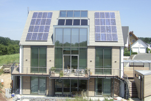 Moderne Photovoltaik fügt sich geschickt in anspruchsvolle Architektur ein. Das Gebäude erzeugt die Energie, die seine Bewohner verbrauchen.