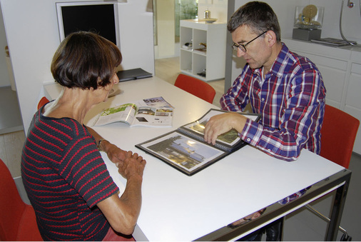 Die Kundin im Verkaufsgespräch. Gute Beratung ist Chefsache, sagt Werner Kreuz. Denn durch den Generator auf dem Dach wird die Haustechnik immer anspruchsvoller und komplexer.