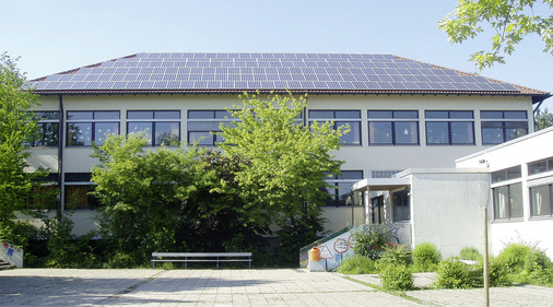 Bereits 2006 installierte Kreuz die erste Bürgersolaranlage auf dem Dach der Schaittacher Hauptschule. Sie brachte viele Folgeaufträge ein. - © Kreuz
