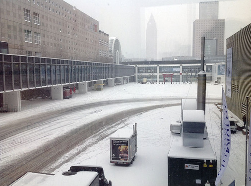 Erschwerte Bedingungen: Schneetreiben auf dem Frankfurter Messegelände. Viele Besucher kamen erst am Nachmittag an.