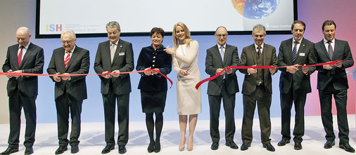 Messeeröffnung: (v.l.) VDS-Vorsitzender Andreas Dornbracht, BDH-Präsident Manfred Greis, ZVSHK-Präsident Manfred Stather, Hessens Staatsministerin für Umwelt und Energie Lucia Puttrich, Moderatorin Judith Rakers, FGK-Vorsitzender Prof. Pfeiffenberger, Oberbürgermeister Peter Feldmann, VdZ-Präsident Hermann Brennecke und Messechef Wolfgang Marzin.