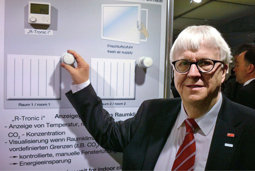 Oventrop-Chef Georg Rump präsentierte ein CO2-Messgerät. In den alten 10er-Messehallen wurden schon fast gesundheitsbedenkliche Messwerte von weit über 1000 ppm CO2 festgestellt.