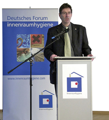 Hans-Peter Sproten, ­Hauptgeschäftsführer des Fachverbandes NRW, bezeichnete in seiner Begrüßungsrede das Innenraum­hygiene-Forum als ideale Plattform, um ­hygienische und gesundheitliche Anforderungen in Räumen auf den Punkt zu bringen.