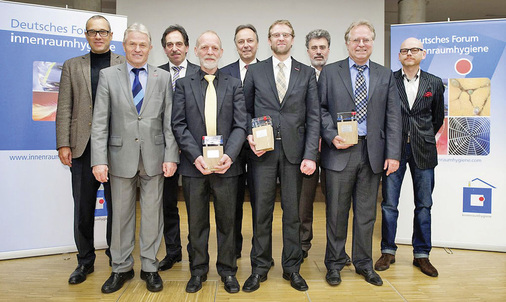Die Preisträger des 2. Europäischen Innenraumhygiene-Preises und die Laudatoren (v.l): Peter Tappler, Gesundheitsbehörde Wien, Hans-Josef Claessen, HWK Düsseldorf, Karl-Hermann Richter, Kompetenzcenter für Planer und Architekten, Theodor Nocon (Preisträger), Hans Joachim Hering, Landesinnungsmeister, Holger Benninghoff (Preisträger), KH Höxter-Warburg, Bernhard Nordhausen, Landesinnungsverband Gebäudereiniger, Dr. Wolfgang Lorenz (Preisträger) und Künstler Gereon Riedel.