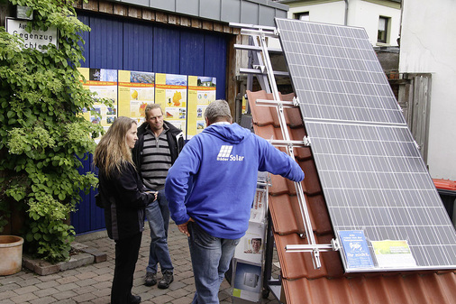 Kundenberatung bei Bäder Solar aus Dinslaken. Geschäftsführer Andreas Bäder plant sein Solarfest dieses Jahr zu vergrößern.