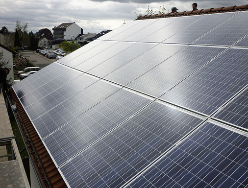 So sieht das komplett installierte Dach aus. Die Solarmodule liegen knapp über der Eindeckung, der Spalt ist wichtig für die Hinterlüftung des Generators.