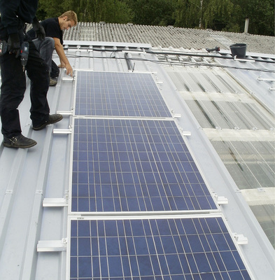 Die Sanierung von asbestverseuchten Dächern dürfen nur zugelassene Fachbetriebe ­ausführen. Priogo hat diese Genehmigung und erschließt sich dadurch neue Aufträge.