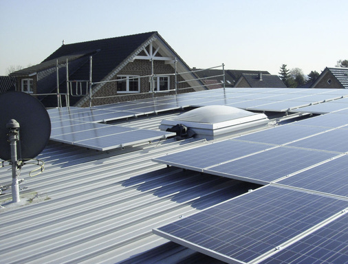 Photovoltaikanlage auf dem Dach eines Wohnhauses. Das Oberlicht wurde umbaut. Der Abstand der Module zur Satellitenschüssel ist großzügiger, weil der Schattenwurf berücksichtigt werden muss. - © Priogo AG
