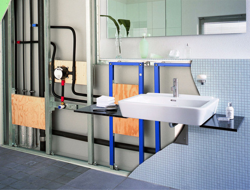 Vorausschauend sollten im gesamten Bad genügend Befestigungselemente für Stütz-Klappgriffe installiert werden. - © Geberit

