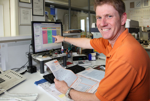 Meister Thorsten Göring nutzt das Modul Wartung und Service aus Mosaik, um seine Kundendienstaufträge zuverlässig abzuwickeln.