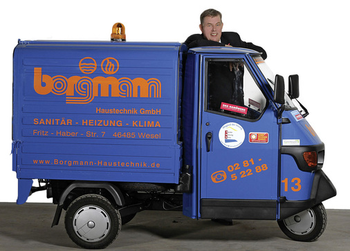 Handwerksunternehmer Norbert Borgmann ist als stellvertretender Landesinnungsmeister und ZVSHK-Vorstandsmitglied viel unterwegs. Hier mit seinem Piaggio APE — ein Eyecatcher, der den Werbeauftritt seines Betriebes unterstützt.