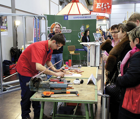 Training für die Berufsweltmeisterschaft: Matthias Köfer zeigt auch im Rampenlicht Nervenstärke. Die SHK-Verbandsorganisation hat den Anlagenmechaniker für Leipzig nominiert.