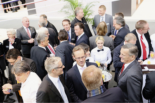 Treff auf dem ZVSHK-Stand: Mehr als 80 Entscheider und Repräsentanten der SHK-Welt kamen an einem Messemorgen zusammen.