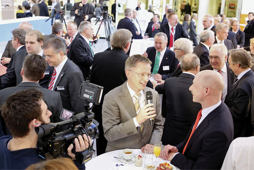 Reichlich Prominenz: ZDF-Moderator Norbert König ließ sich die Chance für das eine oder ­andere Interview nicht entgehen.