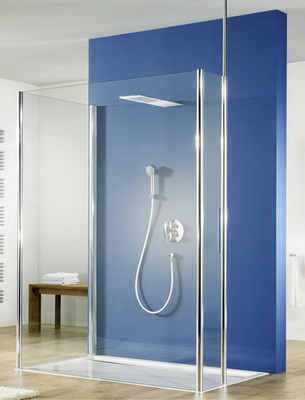 Walk In Easy Comfort (HSK): Die Duschkabinen-Serie verbindet mit einer innovativen Grifflösung Einfachheit und Funktionalität durch unterschiedliche Höhen und Oberflächen. Türlos konzipiert ergibt sich eine Bewegungsfläche ohne Hindernisse.