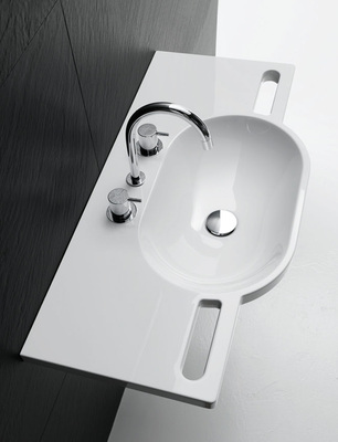 Waschtisch Comfort bis Care (Hewi): Der unterfahrbare Waschtisch bietet integrierte Griffmulden, die der Nutzer nicht nur zum Festhalten oder Stabilisieren verwenden kann. Denn die Keramik eröffnet durch dieses funktionale Design ebenso die Nutzung als Handtuchhalter.